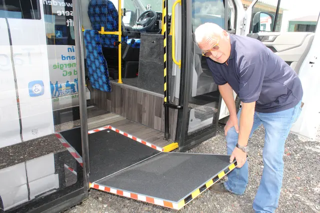 Thomas Rosteck zeigt die Rampe für Rollstuhlfahrer | Foto: sb