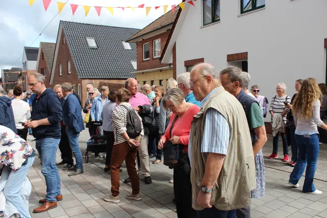 Zur Verlegung des Stolpersteins in Horneburg kamen zahlreiche interessierte Bürgerinnen und Bürger | Foto: sb