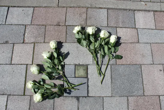 Mit weißen Rosen geschmückter Stolperstein | Foto: sb