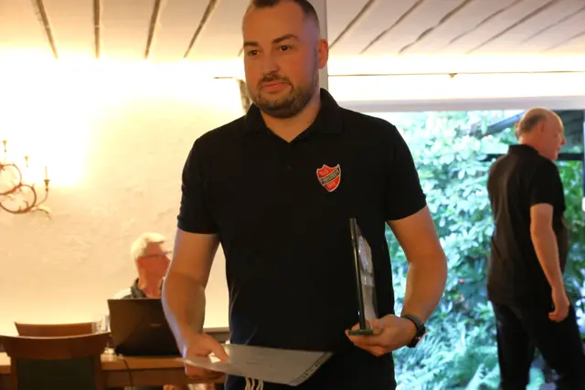 Nils Aschenbrenner nahm den "Fair.-Play-Preis" für den TuS Fleestedt entgegen | Foto: cc