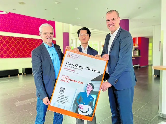 Andreas Sommer, Vorstandsvorsitzender der Sparkasse Harburg-Buxtehude (von rechts), Haiou Zhang und Empore-Geschäftsführer Onne Hennecke mit dem Plakat für das Konzert des Ausnahmepianisten in der Empore Buchholz | Foto: Zhang/Sören Schirmer 