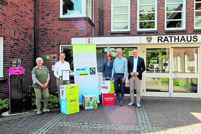 Mitglieder der Lenkungsgruppe und Gratulanten freuen sich über die erneute Auszeichnung (v. li.): Elisabeth Mestmacher, Bianca Tacke, Edda Hartig-Abegg, Nikolaus Lemberg und Jens Köster. Es fehlt Dr. Ilse-Dore Schütt von der Lenkungsgruppe | Foto: Gemeinde Salzhausen