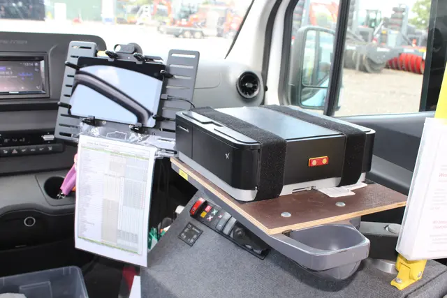 Die Kasse neben dem Fahrersitz wird vom alten Fahrzeug übernommen | Foto: sb