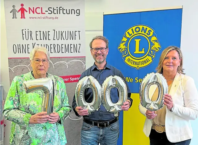 Symbolische Übergabe der Spende in Höhe von 7.000 Euro
Marie-Luise Honert Vollmert (v. li.), Dr. Frank Stehr (Vorstand NCL Stiftung) und Karen Scheider | Foto: LC Buchholzer Löwen