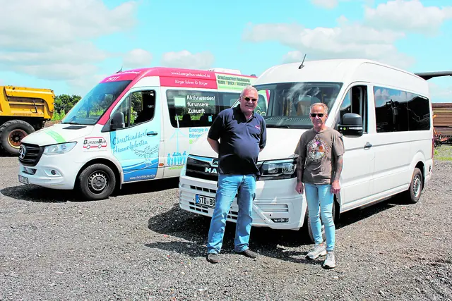 Thomas Rosteck (li.) und Ludger Steltenpohl vor dem neuen Bus, der noch mit Werbung versehen werden muss, sowie dem alten Fahrzeug | Foto: sb