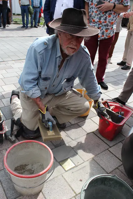 Gunter Demnig beim Verlegen des Stolpersteins an der Langen Straße in Horneburg | Foto: sb