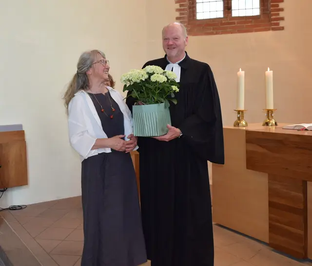 Superintendent Dirk Jäger vom Vorstand des Diakonieverbandes der Kirchenkreise Hittfeld und Winsen verabschiedete Ines Appel mit Blumen