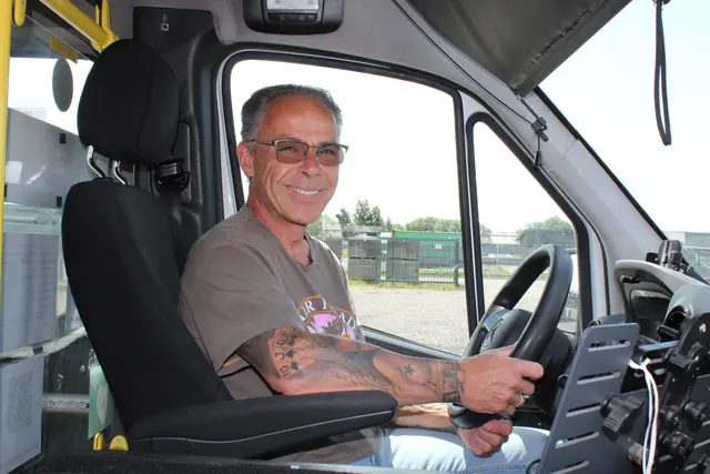 Fahrdienstleiter Ludger Steltenpohl am Steuer des alten Busses | Foto: sb