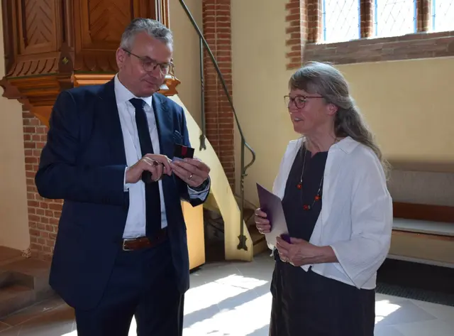 Hans-Joachim Lenke vom Diakonischen Werk evangelischer Kirchen in Niedersachsen übergab das Goldene Kronenkreuz an Ines Appel | Foto: Diakonisches Werk