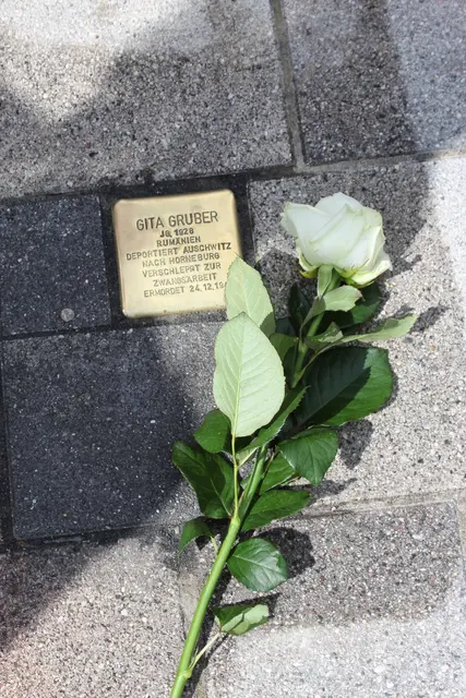 Der Stolperstein in Erinnerung an das NS-Opfer Gita Gruber | Foto: sb