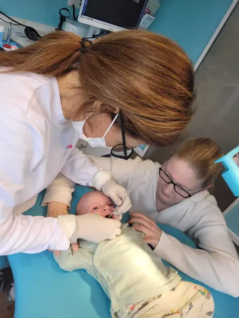 Kinderzahnärztin Ouldouz Otte mit der Mutter Doris im Gespräch über den Befund bei Lias  | Foto: Zungenbande