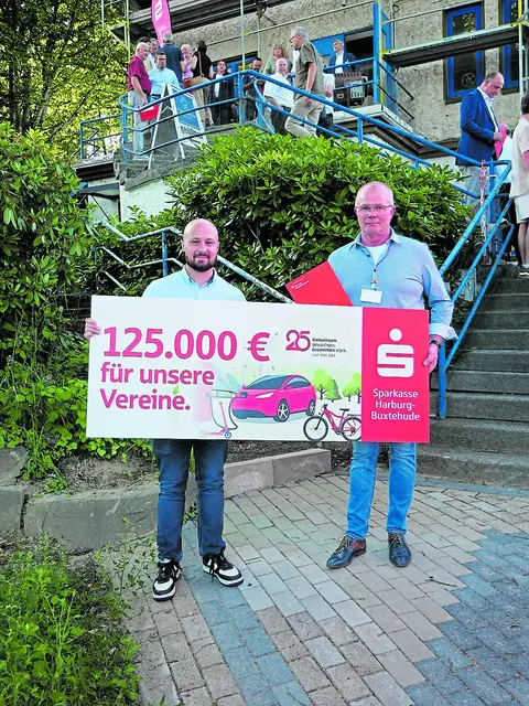 Freude bei Vizepräsident Nico Tolski (li.) und Präsident Karl-Siegfried Jobmann über die Spende | Foto: Sparkasse