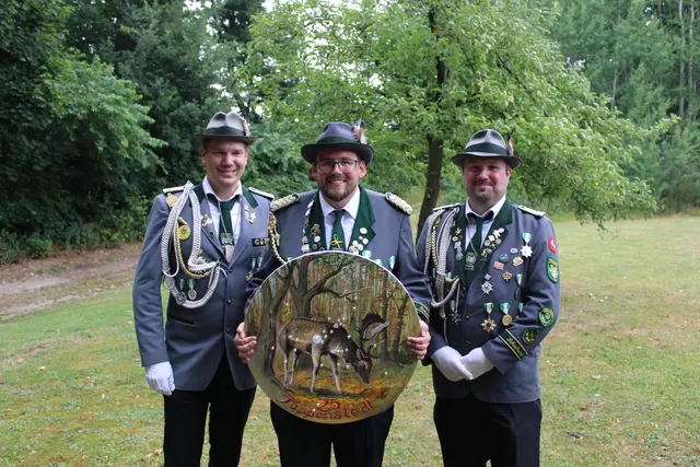 König Jan Klockmann (Mi.) mit seinen Adjutanten Benjamin (li.) und Florian Gössel | Foto: ce