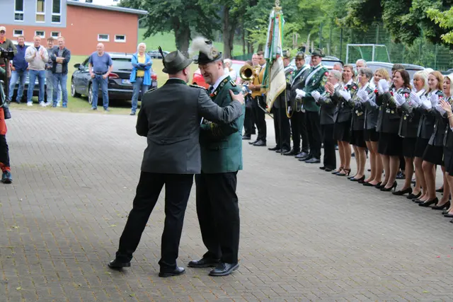 Lars Meyer wurde für 25-jährige Mitgliedschaft im Schützenverein ausgezeichnet | Foto: ce