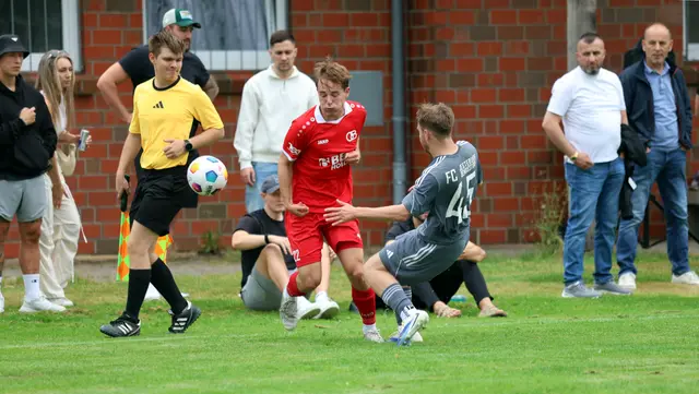 Packender Zweikampf zwischen dem Buchholzer Neuzugang Kilian Labott (Nr. 22 in rot) und Anton von der Lieth (45., re.) vom FC Jesteburg-Bendestorf | Foto: cc