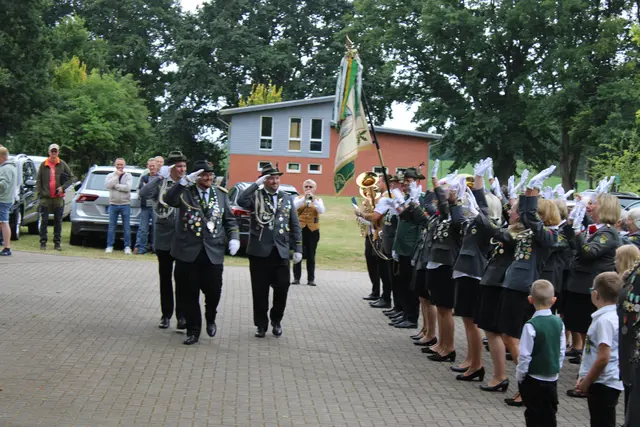 Der frischgebackene König und seine Adjutanten nehmen die jubelnde Front ab | Foto: ce