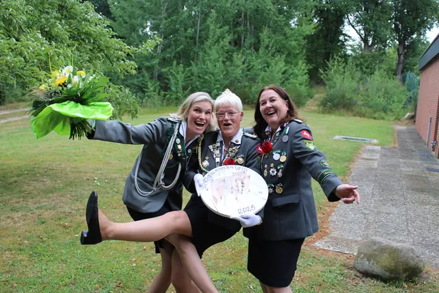 Damenkönigin Tatjana Michels (Mi.) mit ihren Adjutantinnen Ann-Kristin Isermann (li.) und Karin Kruse | Foto: ce