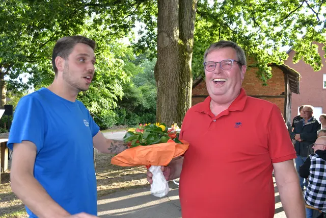 Florian Klug (li.) bedankte sich bei Bernd Gätjens für dessen Unterstützung beim Spendensammeln für Jugendprojekte. Der Erlös der Jubiläums-Bingo-Show, von dem Regenjacken für die Jugendfeuerwehr gekauft wurden, hat sich beim Zeltlager an der See schon bezahlt gemacht | Foto: bim