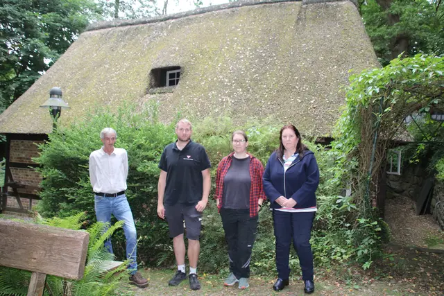 Machen gemeinsame Sache im Kampf gegen den Holzwurm: Rüdiger Drees von der Hansestadt Buxtehude (v. li.) , der Sachkundige für Holzschutz am Bau Max Rabeneck, Casha Ipack von der Denkmalpflege und Ilse Bach, Vorsitzende des Mühlenverein
