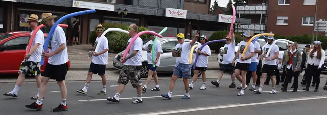 Die Schützenkameradschaft hatte viel Vergnügen beim Umzug | Foto: Axel-Holger Haase