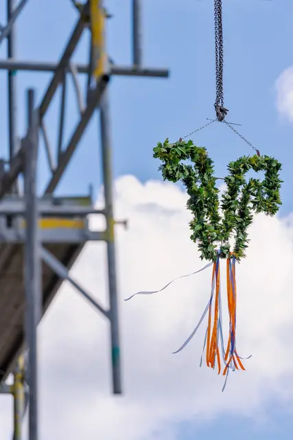 Ein besonderer Richtkranz für ein besonderes Gebäude | Foto: Volksbank Lüneburger Heide