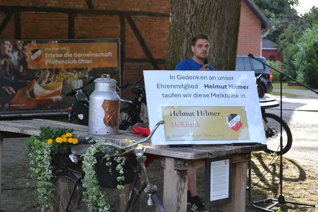 Pfeifenclub-Vorsitzender Florian Klug bei seiner Rede an der Melkbank | Foto: bim