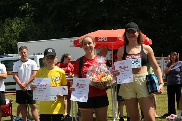 Für die schnellste Läuferin Marlene Wieder (Mi.) gab es eine Urkunde und einen Präsentkorb | Foto: Handtke