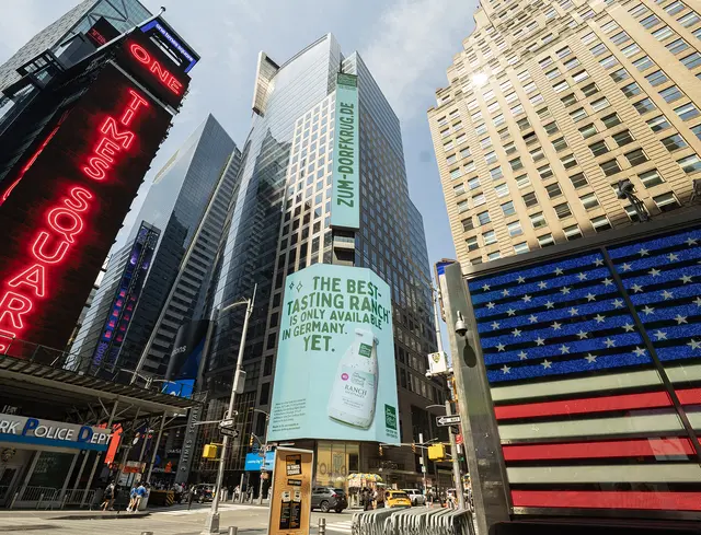 International: Die Ranch-Salatsauce von Zum Dorfkrug auf dem Timesquare in New York  | Foto: Zum Dorfkrug