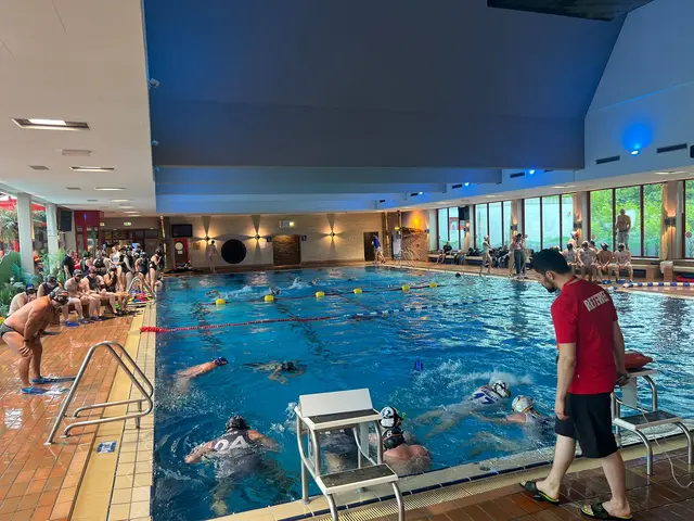 Im Spiel "vertieft": Unter den Augen des Schiedsrichters traten die Unterwasserrugby-Sportler gegeneinander an  | Foto: Tim Laugks