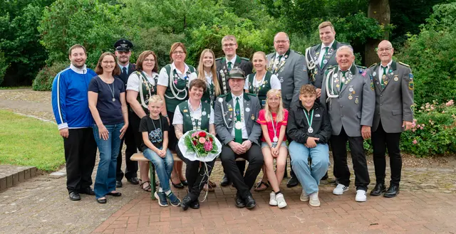 Der neue Düdenbütteler Hofstaat mit (hinten, v. li.): HSV-Fan-Club-König Piotr Brunckhorst, Dorfmajestät Ivonne Vollmers, Feuerwehrkönig Thomas Holm, Adjutantin Claudia Zühlsdorff, Adjutantin Alice Raap, Jungschützenkönigin Alina Zastrow, Jungschützenkönig Fynn Zühlsdorff, Königin aller Königinnen Angela Becker, König aller Könige Frank Zühlsdorff, Adjutant Thomas Söhl, Adjutant Helmut Wienberg und Präsident Maik Armbrecht sowie (vorne, v. li.): Vogelkönig Luis Willmann, Königin Steffi Bösch, König Thomas Bösch, Kinderkönigin Nele Müller und Kinderkönig Theo Schult | Foto: Bilderprofi Stade