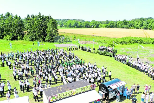 Ein besonderer Anblick aus der Vogelperspektive: Die Musikzüge traten an | Foto: Verein