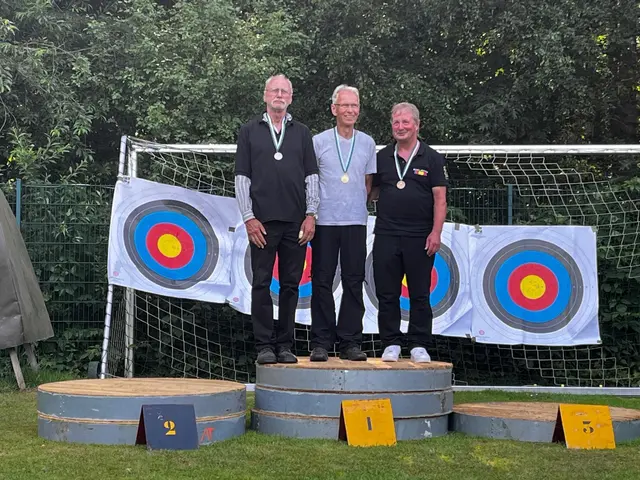 Siegerehrung Compound Senioren: Wilfried Hoeft (mi.) vom SV Wiepenkathen auf dem ersten Platz