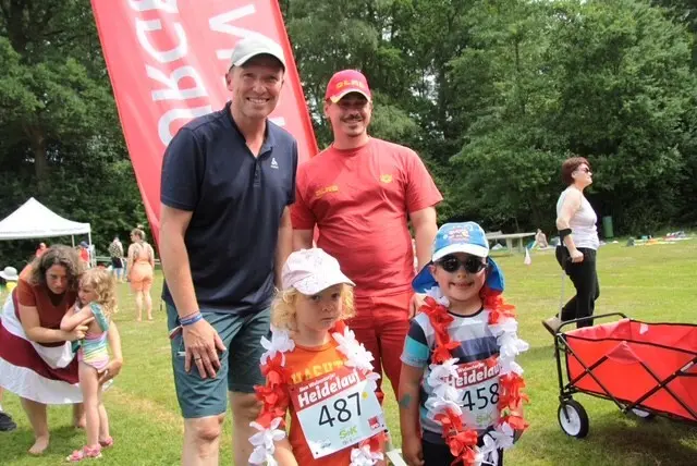 Bürgermeister Tobias Handtke (li.) gratulierte den schnellsten Kindern | Foto: Handtke