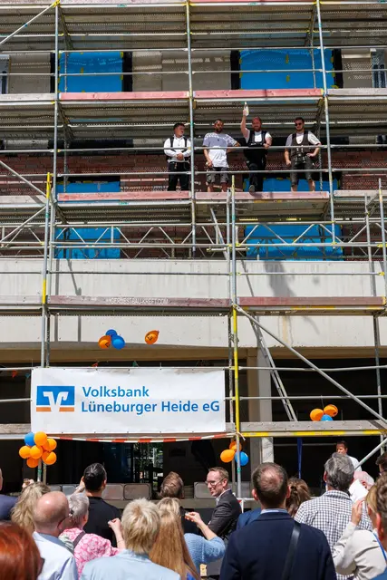 Den Richtspruch wurde traditionell mit Korn begleitet: Zimmermeister Benjamin Hagen (2. v. re.) und seine Kollegen der Zimmerei Eggers
 | Foto: Volksbank Lüneburger Heide