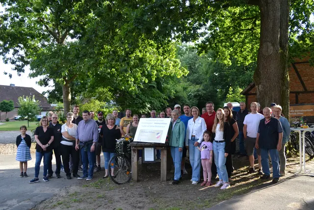 Die versammelten Pfeifenclub-Mitglieder bei der Feierstunde zur Widmung der Melkbank | Foto: bim