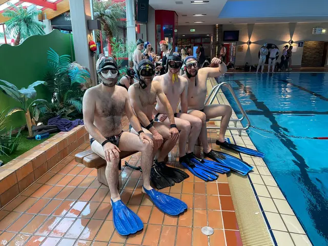 Vom Schnorchel bis zu den Schwimmflossen: Florian Bill (v. li.), Jan Lesemann, Alexander Weber (alle DUC Hamburg) und Jan Cohrs (Tauch-Club Stelle) | Foto: Jana Burkard