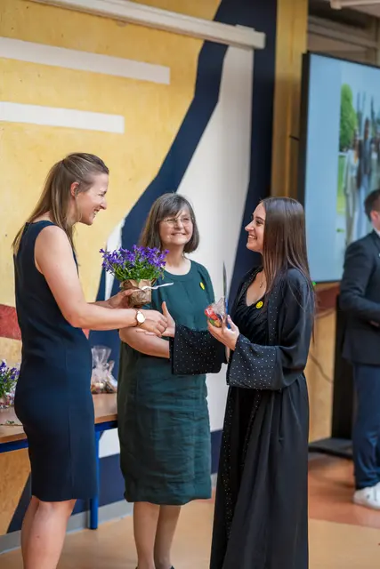 Große Freude bei der Prüfungsabsolventin Kristina Felker (re.) | Foto: BBS Buxtehude