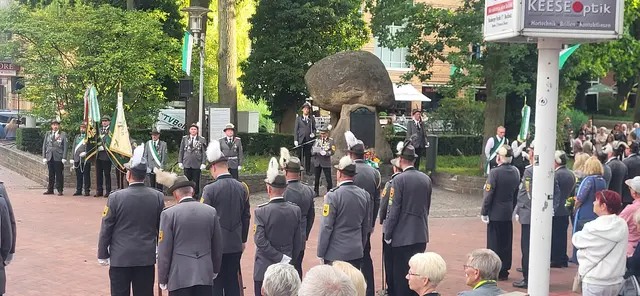 Der große Zapfenstreich erfolgte traditionell in der Stadtmitte am Gedenkstein. Zahlreiche Bürger folgten der Veranstaltung | Foto: André Welle