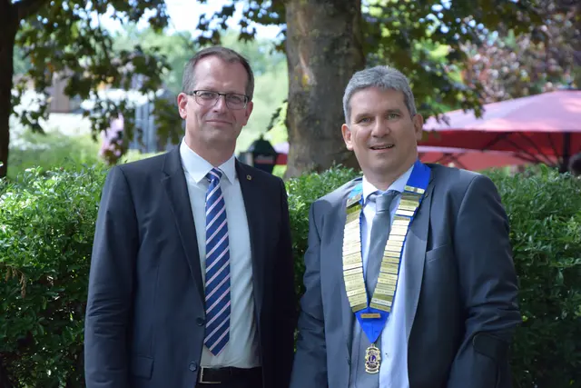 Prof. Dr. Michael Höbig (li.) mit seinem Nachfolger im Amt als  Lions-Präsident, Andreas Baumann | Foto: Lions Club