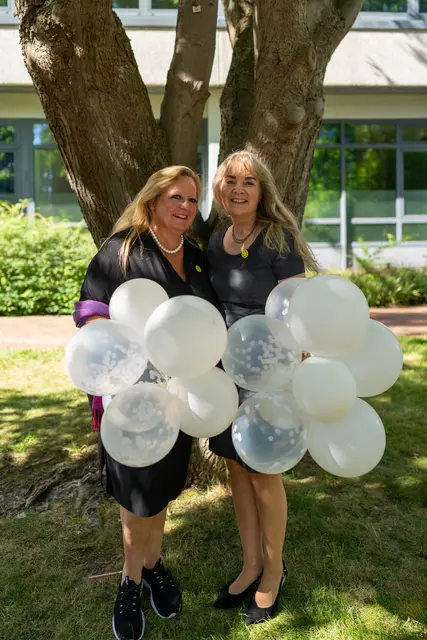 Nicole Rossa (li.) und Ute Behrens von der BBS sind stolz auf die Prüflinge  | Foto: BBS