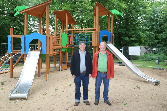 Freuen sich, dass der Bauzaun abgebaut werden kann: Ortsbürgermeister Stephan Jennerich (re.) und Andreas Martens von der Buchholzer Stadtverwaltung | Foto: Stadt Buchholz