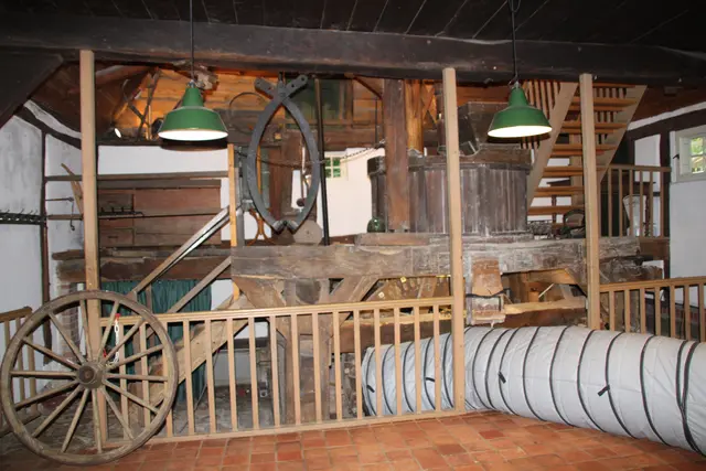 Die heiße Luft wird ins Innere der Mühle geblasen