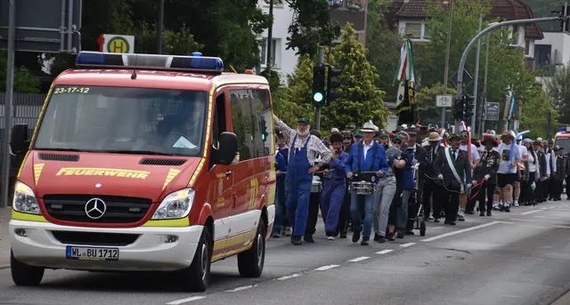 Die Buchholzer Feuerwehr sicherte den Umzug. Von den Schützen erfolgte ein Dank | Foto: Axel-Holger Haase