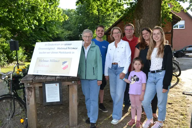 Pfeifenclub-Vorsitzender Florian Klug (hinten, 2. v. li.) und Vorstandsmitglied Bernd Gätjens mit der Familie von Helmut Hilmer (v. li.): Christa Hilmer, Tochter Meike Beirau, Urenkeltochter Charlotte Beirau, ihre Mutter Natascha Beirau und  Enkeltochter Eileen Beirau | Foto: bim