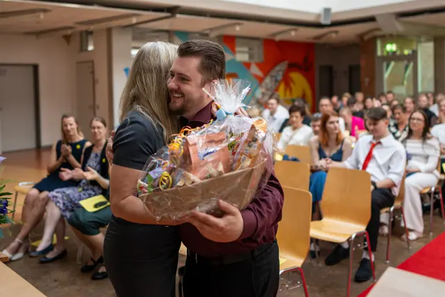 Julian Herrmann erhält den Immer-am-Ball-bleiben-Preis | Foto: BBS Buxtehude