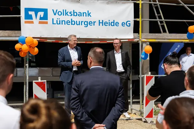 Gerd-Ulrich Cohrs (links) und Lars-Oliver Tegt bei der Ansprache | Foto: Volksbank Lüneburger Heide