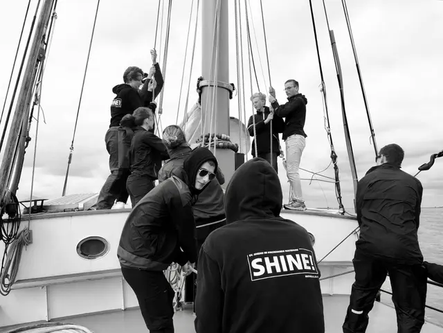 Auf dem Segelschiff packen alle mit an | Foto: Felix Pilz