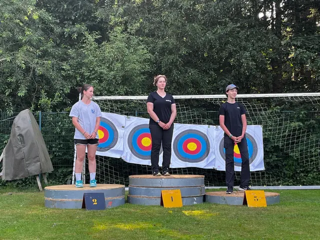 Siegerehrung Compound Jugend: Katharina Saager (mi.) auf dem ersten Platz und Justus Listmann auf dem dritten Platz