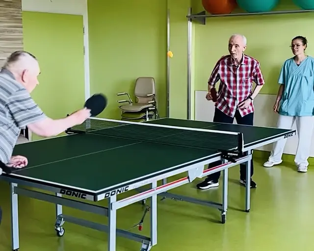 Die Patienten Lothar Klawitter und Christian Vollmers hatten sichtlich Spaß beim Ausprobieren der neu angeschafften Tischtennisplatte. Sie ist seit Juli Teil der Parkinsontherapie im Krankenhaus Buchholz | Foto: Krankenhäuser Buchholz-Winsen