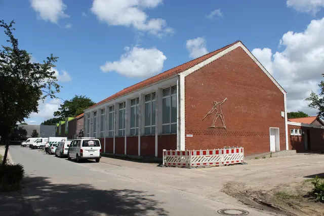 Die alte Turnhalle an der Grundschule Hammah blieb von den Bauarbeiten unberührt | Foto: sb